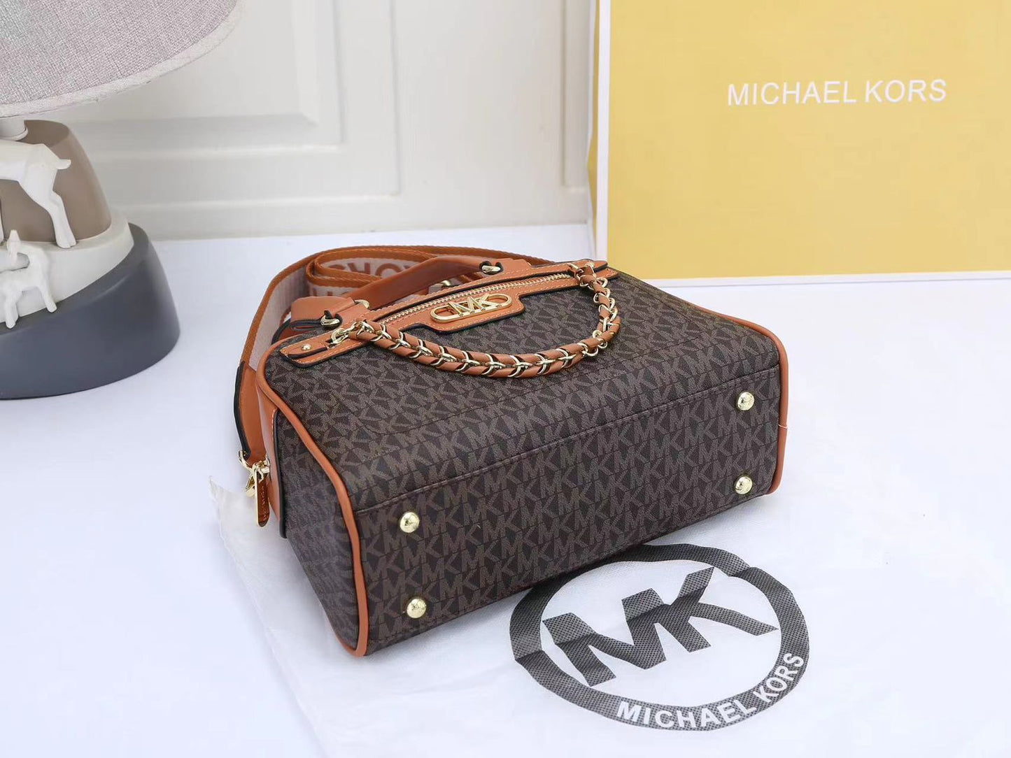 حقيبة كتف جلدية صغيرة