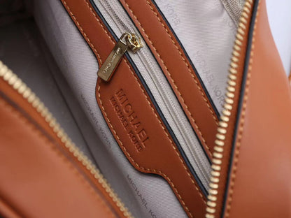 حقيبة كتف جلدية صغيرة